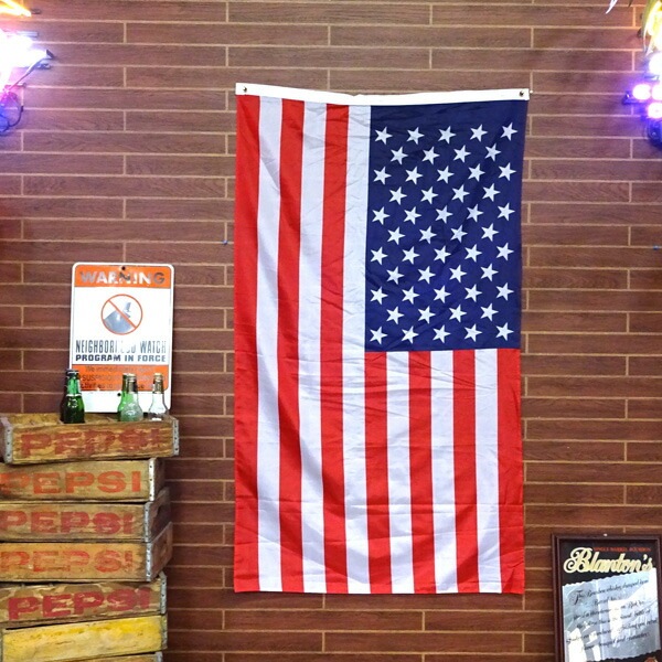 【メール便発送】壁面を手軽にイメチェン インテリアフラッグ「STARS AND STRIPES アメリカ国旗」 （サイズ：90×158cm ） 旗 国旗 バナー タペストリー アメリカ雑貨 アメリカン雑貨大きな旗でアメリカンガレージ＆ＢＡＲ風インテリアに！！