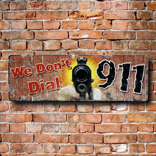 【メール便発送】ティンプレート（S) We Don't Dial 911 縦9×横27cm ブリキ看板 インテリア アメリカ雑貨