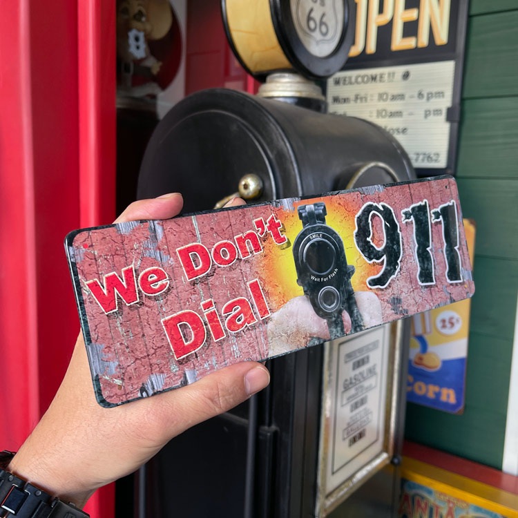 【メール便発送】ティンプレート（S) We Don't Dial 911 縦9×横27cm ブリキ看板 インテリア アメリカ雑貨