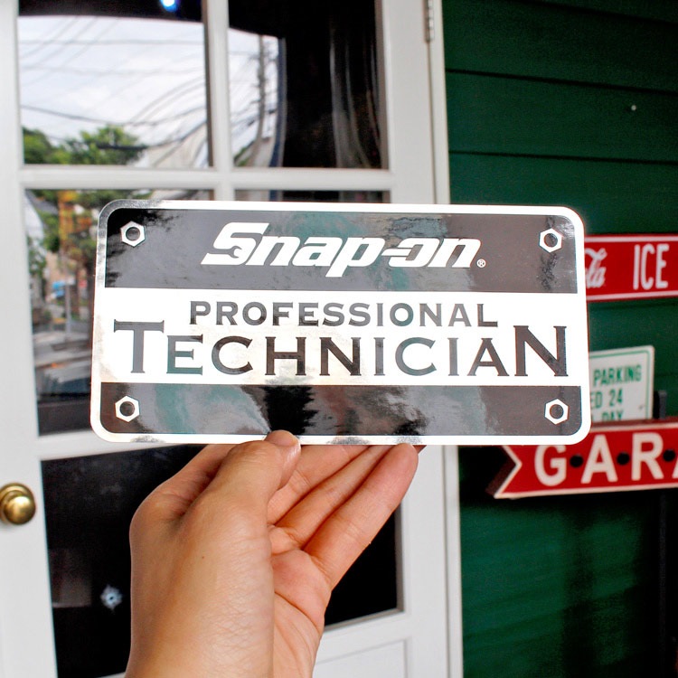 【メール便発送】ステッカー 車 かっこいい スナップオン メタル PROFESSIONAL TECHNICIAN 縦9×横18.4cm Snap-on シール デカール アメリカ雑貨 アメリカン雑貨アメリカを代表する工具メーカーのオフィシャルデカール。