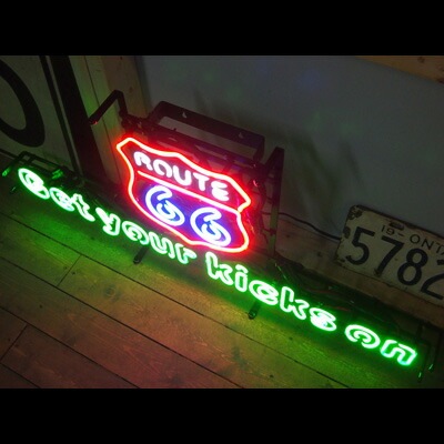 ネオンサイン ＜GET YOUR KICKS ON ROUTE 66 ルート66＞ サイズ：H37×W85cm ネオン管 照明 店舗装飾 インテリア ガレージング アメリカ雑貨 アメリカン雑貨アメリカンインテリアのマストアイテム!!