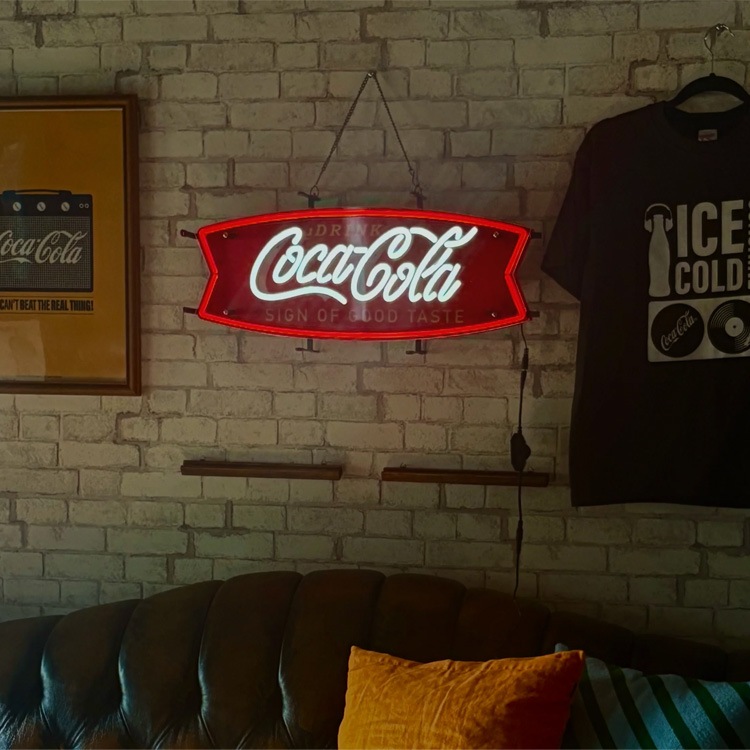照明 ライト Coca-Cola コカ・コーラ ネオ LED サイン Fish2 PJ-NEO03 幅63.5×高さ28㎝ 屋内専用 インテリア アメリカ雑貨 アメリカン雑貨コカ・コーラらしい存在感とネオンのようなLEDサイン