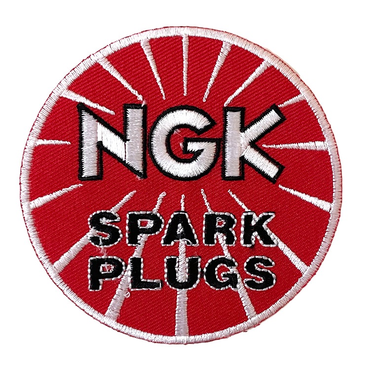 【メール便発送】ワッペン NGK SPARK PLUG 縦7.9×横7.9cm コットン製 アイロンパッチ アイロン 大人向け パッチ 海外 アレンジ かっこいい アメリカン雑貨アイロンで手軽につけられる刺繍ワッペン。