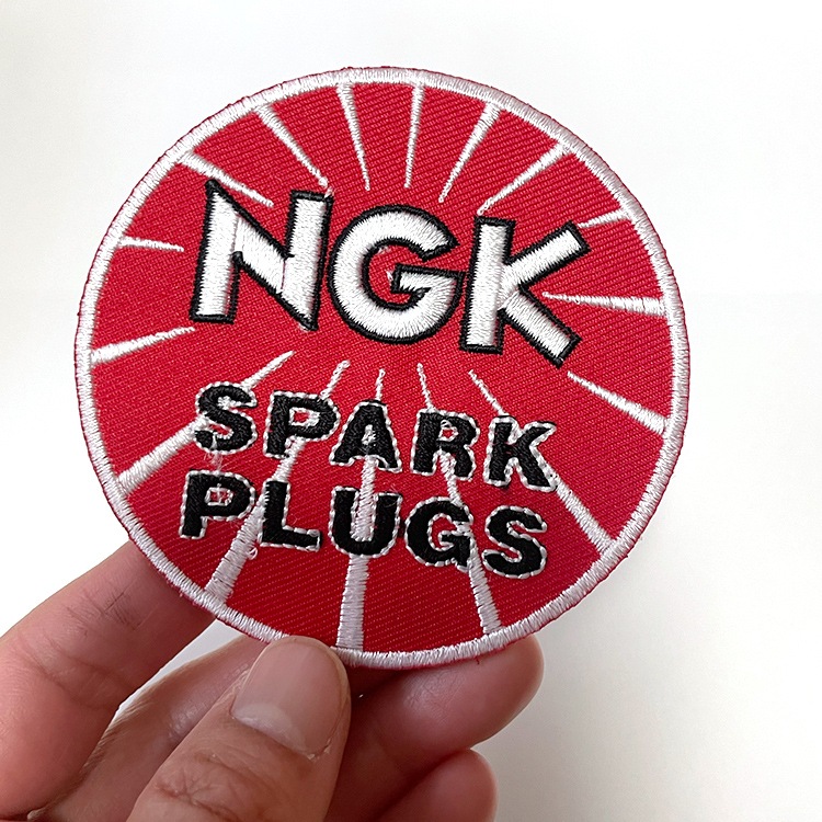 【メール便発送】ワッペン NGK SPARK PLUG 縦7.9×横7.9cm コットン製 アイロンパッチ アイロン 大人向け パッチ 海外 アレンジ かっこいい アメリカン雑貨アイロンで手軽につけられる刺繍ワッペン。