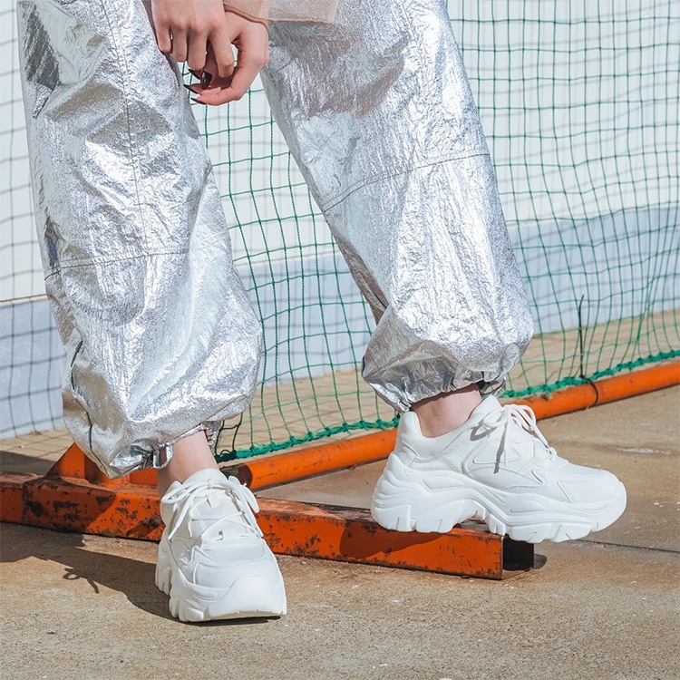 厚底 スニーカー 軽量 6cmヒール 2025新作 ボリューム メタリック レースアップ  フラット ひも靴 5481