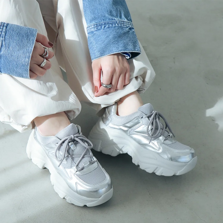 厚底 スニーカー 軽量 6cmヒール 2025新作 ボリューム メタリック レースアップ  フラット ひも靴 5481
