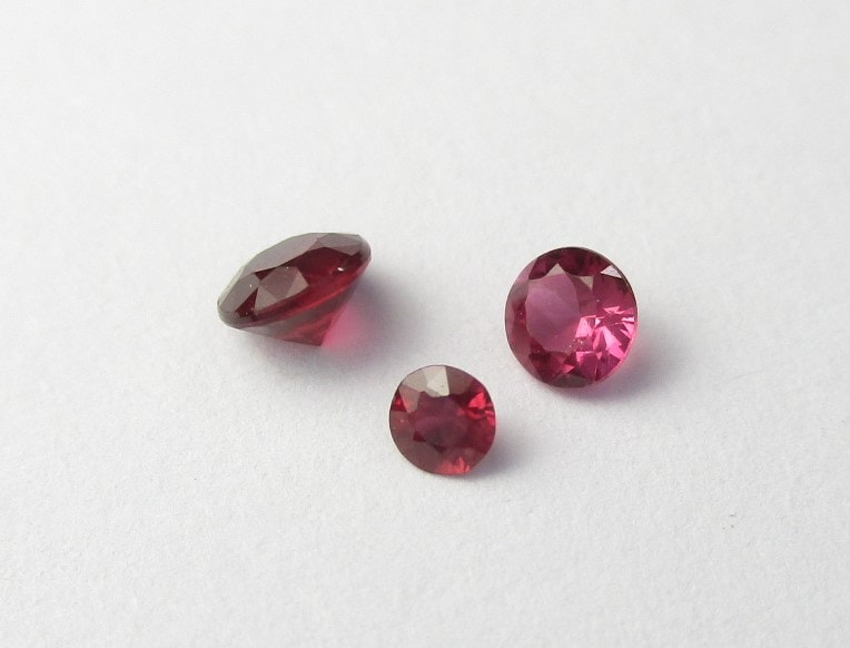 S458 ルビー ラウンドダイヤカット 1．5mm｜彫金工具販売のコモキン