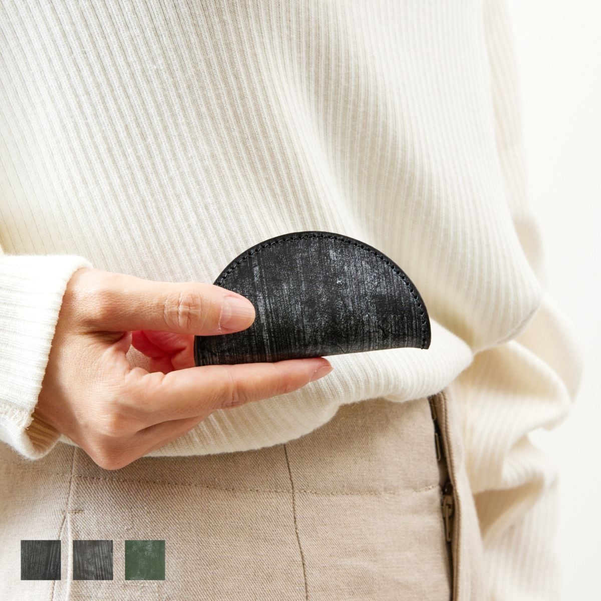 半円型が特徴的。ユニークなコインケース Coin-001 / Bridle