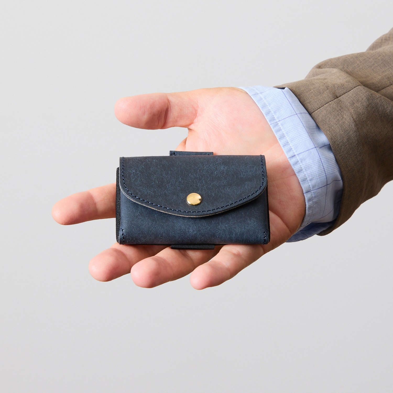 プエブロレザーを使用した世界最小クラスの小さい財布 経年変化を楽しめる設計 com-ono TINY-001pb