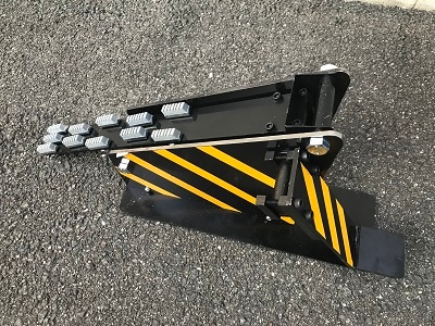 高速回転すると近づくのも恐ろしい大型ケーブルドラムの回転を足元で制御可能！繰り出し作業に集中出来るケーブルドラムストッパー　DS-1A