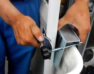 さらに進化！強風によるパラソル側圧にも強く構造を見直した バケットパラソル取付具（アイチ）BP-2 パラソルは別売