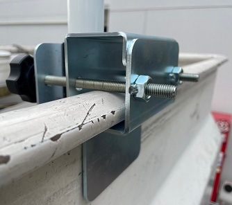 さらに進化！強風によるパラソル側圧にも強く構造を見直した バケットパラソル取付具（アイチ）BP-2 パラソルは別売