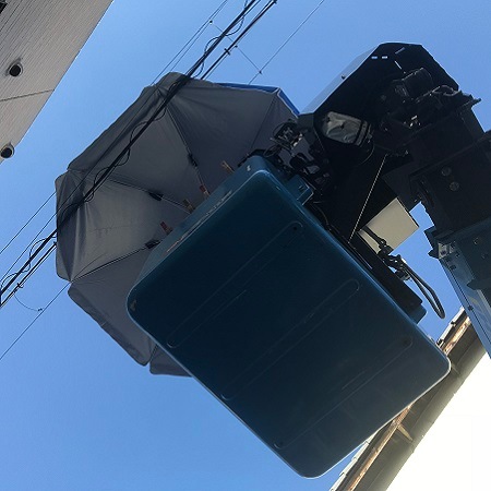 融着接続機の雨対策の応急対応に！直径2,4mとバケットを覆う程大型で、しかも風抜け機能が有る専用パラソル SB-22　取付金具は別途ご購入ください