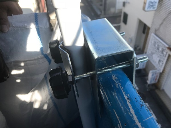 融着接続機の雨対策の応急対応に！直径2,4mとバケットを覆う程大型で、しかも風抜け機能が有る専用パラソル SB-22　取付金具は別途ご購入ください