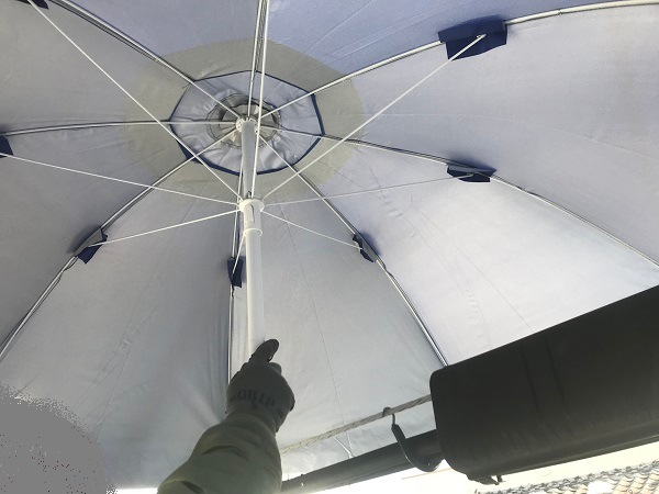 融着接続機の雨対策の応急対応に！直径2,4mとバケットを覆う程大型で、しかも風抜け機能が有る専用パラソル SB-22　取付金具は別途ご購入ください