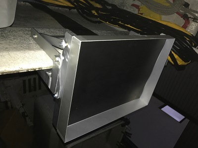 特にバケットでの２人作業に効果を発揮する余裕の大型サイズ　横幅550x奥行450 バケット取付作業台　BW550R