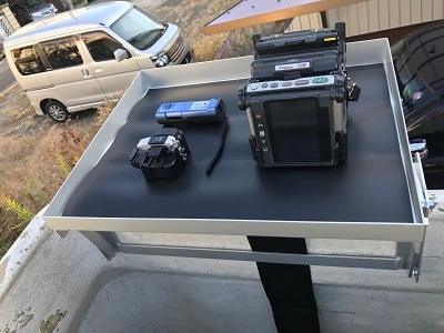 特にバケットでの２人作業に効果を発揮する余裕の大型サイズ　横幅550x奥行450 バケット取付作業台　BW550R