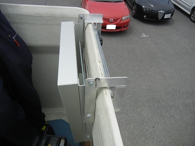 特にバケットでの２人作業に効果を発揮する余裕の大型サイズ　横幅550x奥行450 バケット取付作業台　BW550R