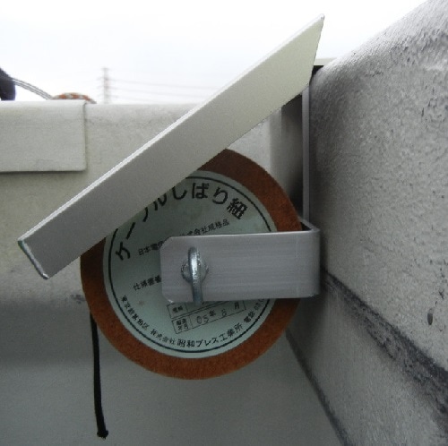 新提案!もうクレモナボビンの雨濡れの心配はありません。 雨濡れ防止カバーを裏返せば、作業台にも変身! あなたのこの先末永い工事作業を支える縁の下の力持ち! バケットボビンリール BBL-2