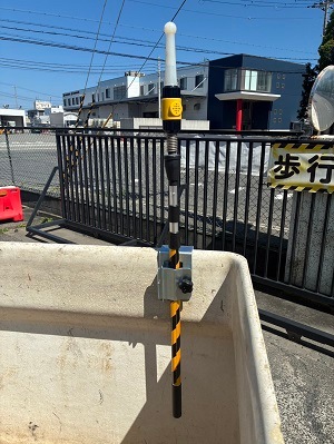 危険警報器具付き伸縮棒を挟み込み締付可能な開閉式バケットポール取付具 BPD-34