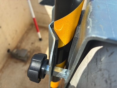 危険警報器具付き伸縮棒を挟み込み締付可能な開閉式バケットポール取付具 BPD-34