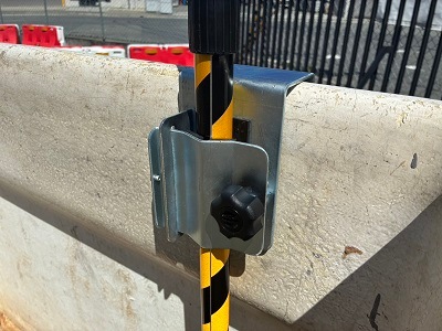 危険警報器具付き伸縮棒を挟み込み締付可能な開閉式バケットポール取付具 BPD-34