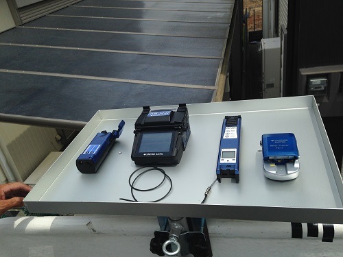 【販売終了】クロージャーまであと少し･･･が届くようになる 新構造による作業中の急な落下の心配無用！ さらにハイポジションな作業テーブルの快適さをご提供 高さ調節バケット取付作業テーブル　HW550