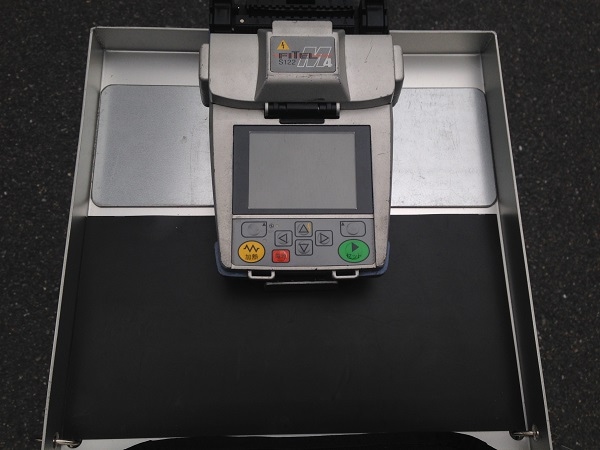 【受注生産】融着機だけでなく、工具を置くスペースも充分にあるハシゴで駅弁売り子ワークスタイルが可能! 首下げ取付作業テーブル NW300