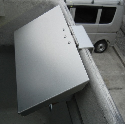 新提案!もうクレモナボビンの雨濡れの心配はありません。 雨濡れ防止カバーを裏返せば、作業台にも変身! あなたのこの先末永い工事作業を支える縁の下の力持ち! バケットボビンリール BBL-2