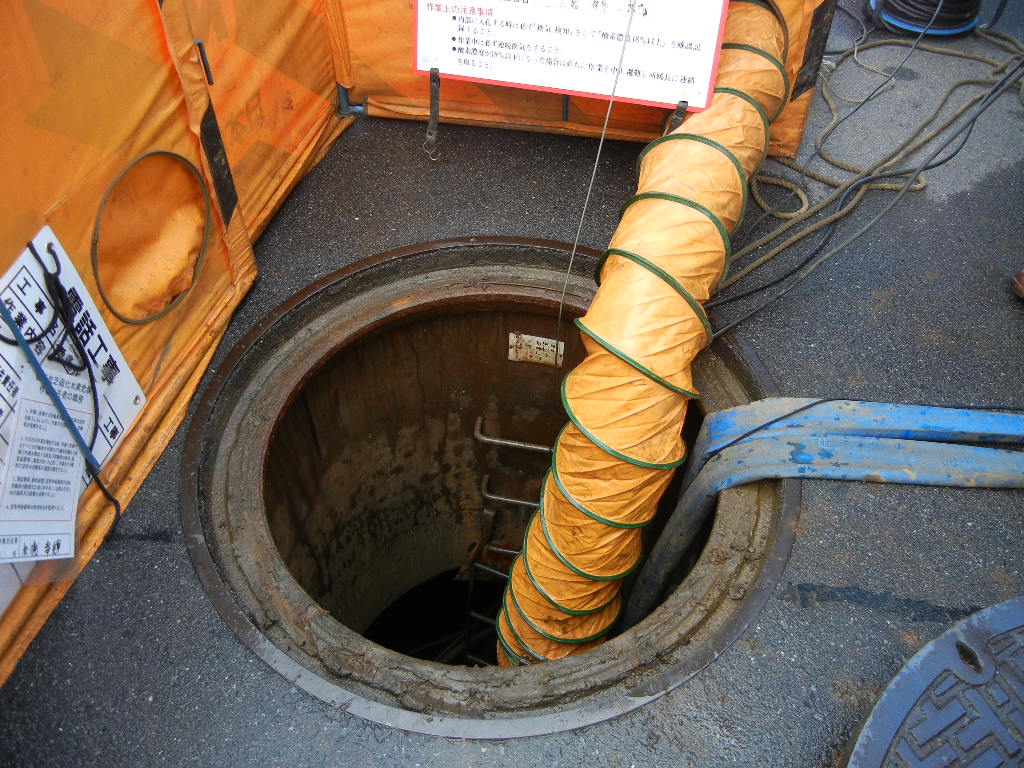 マンホールに溜まったポンプ汲み上げ水の砂越し排水が可能な「沈砂漕」水抜き栓を装備。腐食に強いZAM鋼板採用、キレイなシルバーの外観 ポンプ汲み上げ水沈砂漕
