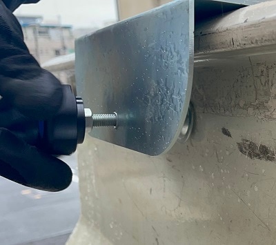 新提案!もうクレモナボビンの雨濡れの心配はありません。 雨濡れ防止カバーを裏返せば、作業台にも変身! あなたのこの先末永い工事作業を支える縁の下の力持ち! バケットボビンリール BBL-2