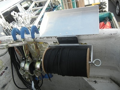 新提案!もうクレモナボビンの雨濡れの心配はありません。 雨濡れ防止カバーを裏返せば、作業台にも変身! あなたのこの先末永い工事作業を支える縁の下の力持ち! バケットボビンリール BBL-2