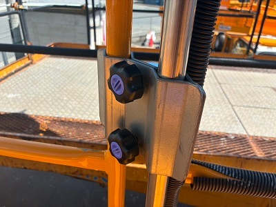 雨にも負けず、風にも負けず、日差しや熱中症にも負けない!鉄バスケットや作業床のポールやパイプフレームへの超強力なパラソルの取付が実現! ポール並列取付パラソル取付具 PP-1 パラソルは別売