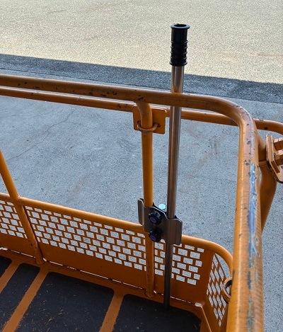 雨にも負けず、風にも負けず、日差しや熱中症にも負けない!鉄バスケットや作業床のポールやパイプフレームへの超強力なパラソルの取付が実現! ポール並列取付パラソル取付具 PP-1 パラソルは別売