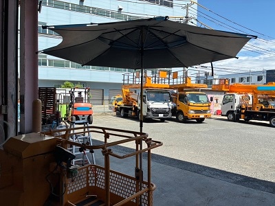 雨にも負けず、風にも負けず、日差しや熱中症にも負けない!鉄バスケットや作業床のポールやパイプフレームへの超強力なパラソルの取付が実現! ポール並列取付パラソル取付具 PP-1 パラソルは別売