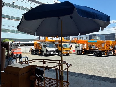 雨にも負けず、風にも負けず、日差しや熱中症にも負けない!鉄バスケットや作業床のポールやパイプフレームへの超強力なパラソルの取付が実現! ポール並列取付パラソル取付具 PP-1 パラソルは別売