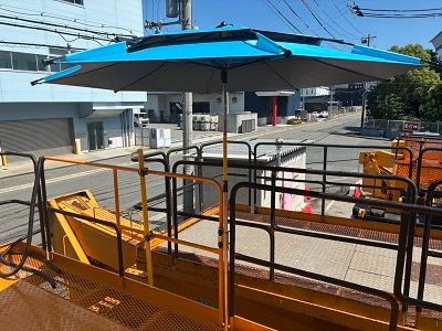 雨にも負けず、風にも負けず、日差しや熱中症にも負けない!鉄バスケットや作業床のポールやパイプフレームへの超強力なパラソルの取付が実現! ポール並列取付パラソル取付具 PP-1 パラソルは別売