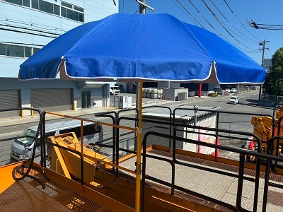 雨にも負けず、風にも負けず、日差しや熱中症にも負けない!鉄バスケットや作業床のポールやパイプフレームへの超強力なパラソルの取付が実現! ポール並列取付パラソル取付具 PP-1 パラソルは別売