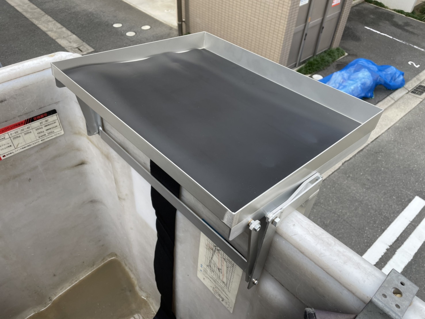 こちらも業界初！15m高絶縁仕様のバケットへの取付まで対応！15ｍバケット取付作業台 BW550H