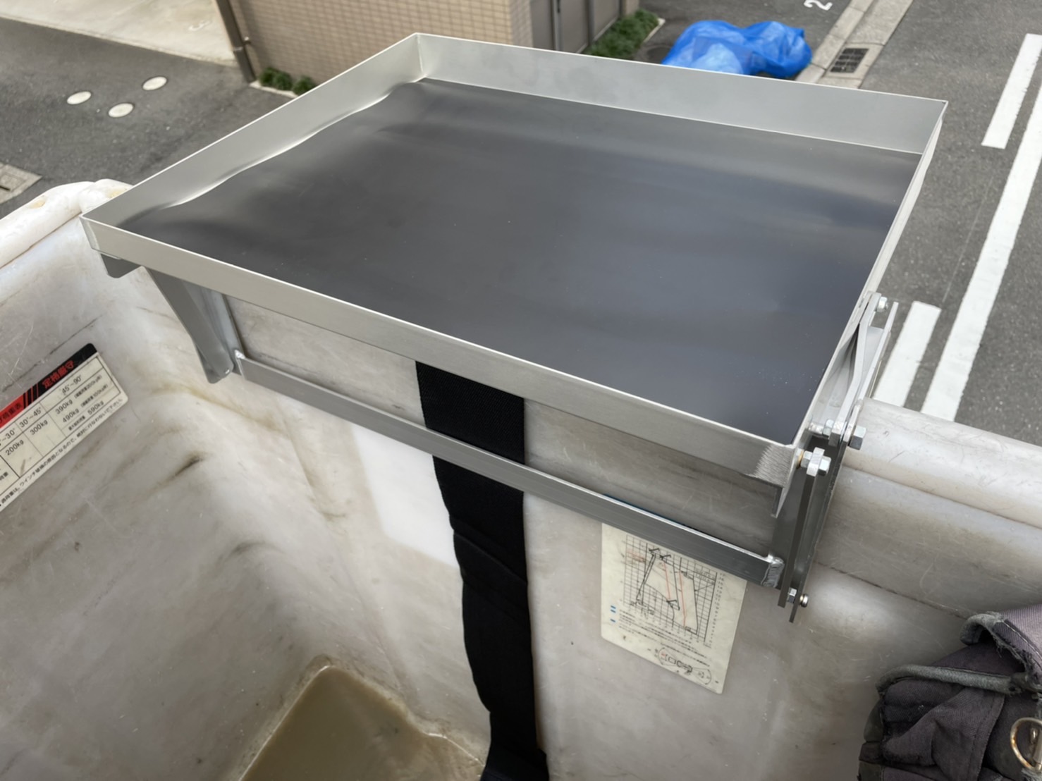 こちらも業界初！15m高絶縁仕様のバケットへの取付まで対応！15ｍバケット取付作業台 BW550H