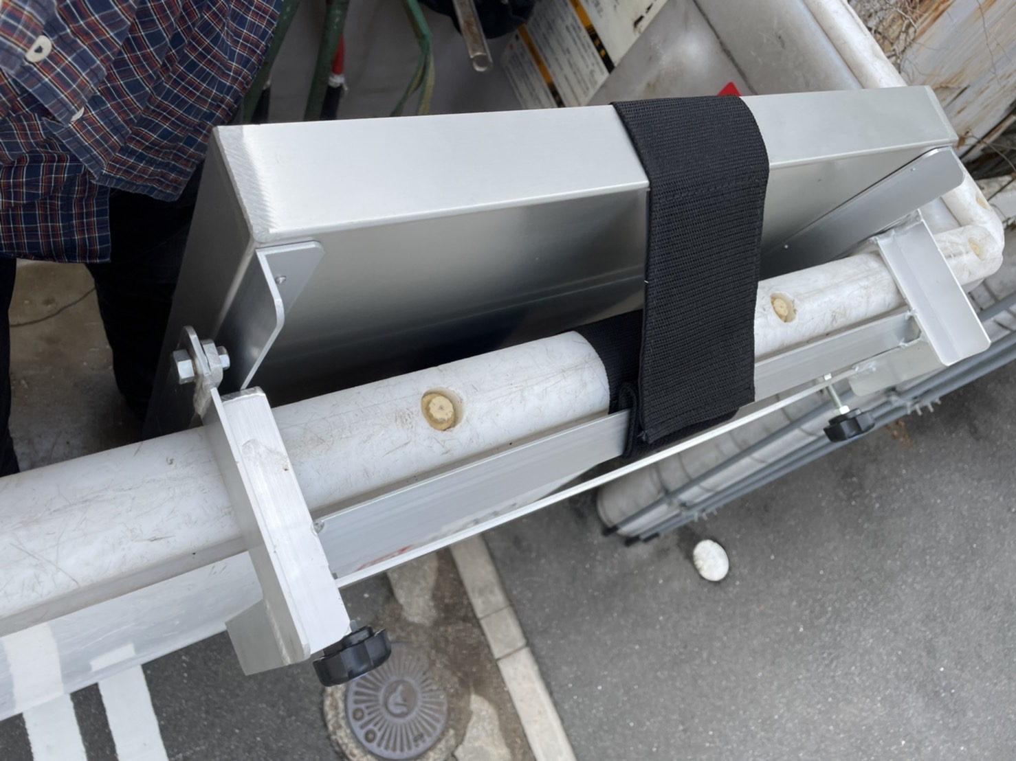 こちらも業界初！15m高絶縁仕様のバケットへの取付まで対応！15ｍバケット取付作業台 BW550H