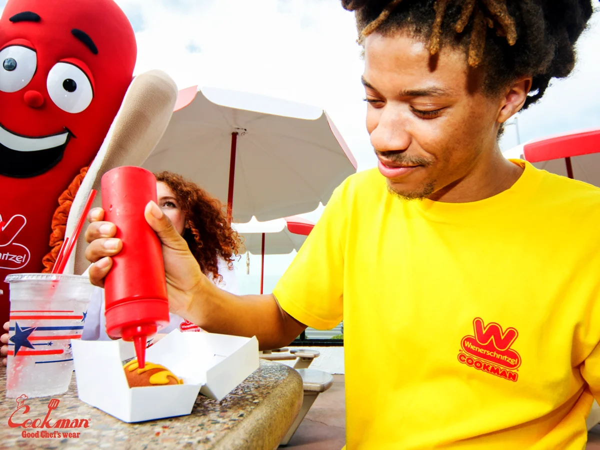 T����� Wienerschnitzel Logo