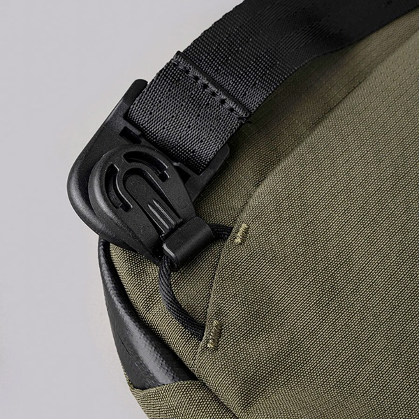�����٤�Υ٥�ƥ��ա� ALPAKA ����ѥ� FLIGHT SLING 2L AXOFLUX ����󥰥Хå� �ʥ��顼�����꡼��N�ߥ��졼�� 4129