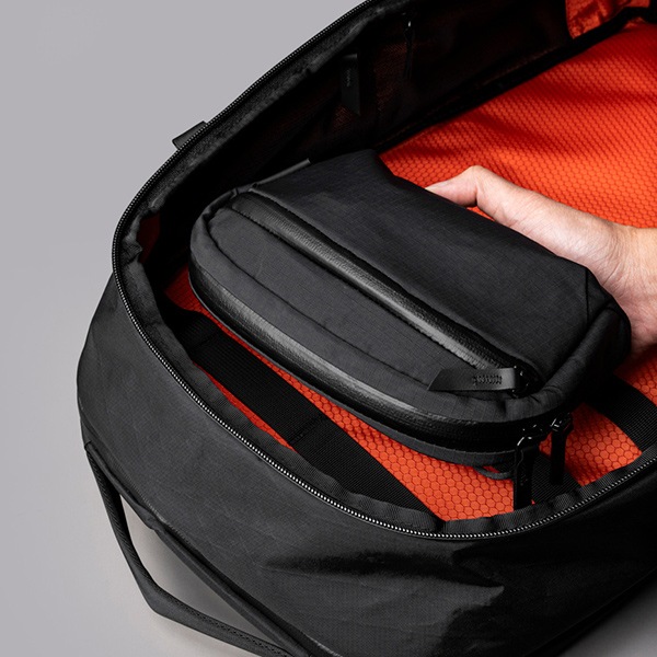 �����٤�Υ٥�ƥ��ա� ALPAKA ����ѥ� FLIGHT SLING MINI 1L ����󥰥Хå� �ʥ��顼���֥�å��� 4200