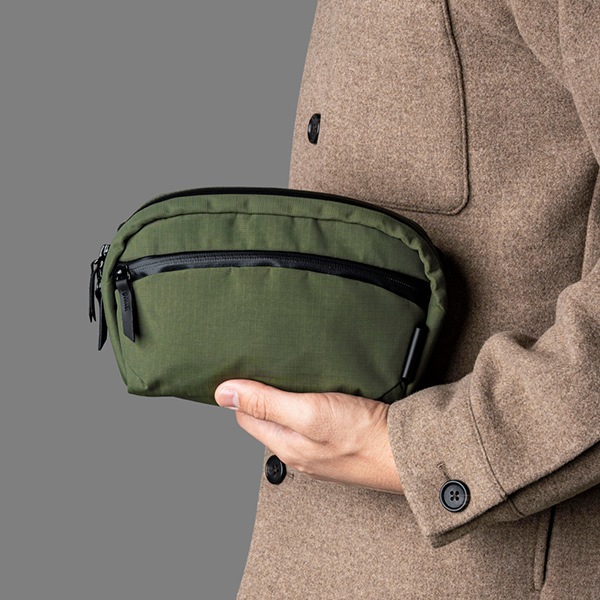 �����٤�Υ٥�ƥ��ա� ALPAKA ����ѥ� FLIGHT SLING MINI 1L ����󥰥Хå� �ʥ��顼�����꡼��� 4200