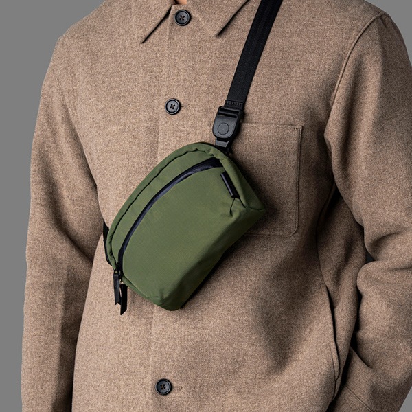 �����٤�Υ٥�ƥ��ա� ALPAKA ����ѥ� FLIGHT SLING MINI 1L ����󥰥Хå� �ʥ��顼�����꡼��� 4200