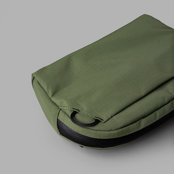 �����٤�Υ٥�ƥ��ա� ALPAKA ����ѥ� FLIGHT SLING MINI 1L ����󥰥Хå� �ʥ��顼�����꡼��� 4200