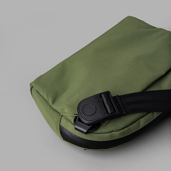 �����٤�Υ٥�ƥ��ա� ALPAKA ����ѥ� FLIGHT SLING MINI 1L ����󥰥Хå� �ʥ��顼�����꡼��� 4200