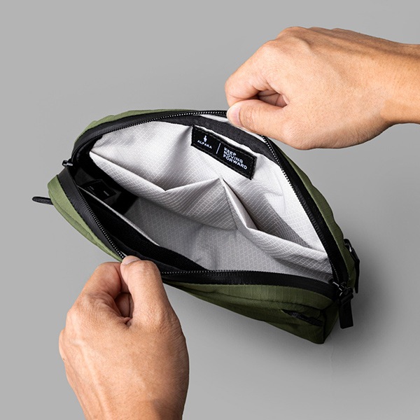 �����٤�Υ٥�ƥ��ա� ALPAKA ����ѥ� FLIGHT SLING MINI 1L ����󥰥Хå� �ʥ��顼�����꡼��� 4200
