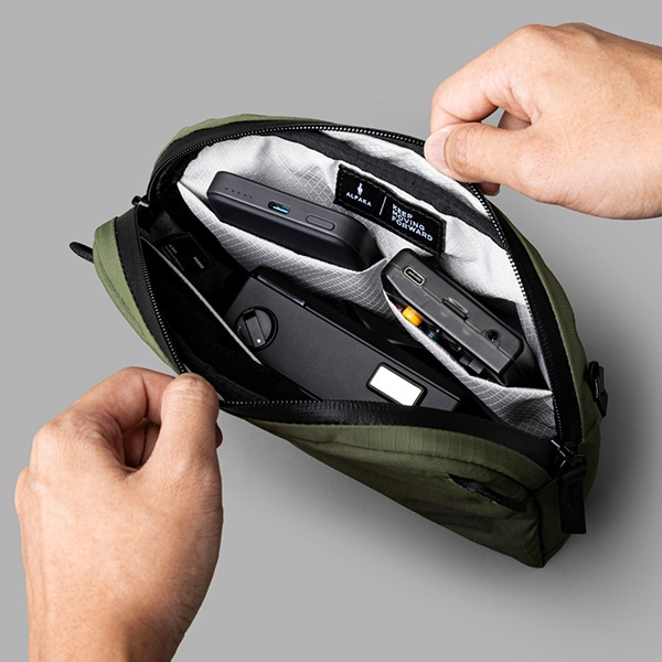 �����٤�Υ٥�ƥ��ա� ALPAKA ����ѥ� FLIGHT SLING MINI 1L ����󥰥Хå� �ʥ��顼�����꡼��� 4200